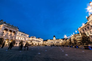 Trieste 'nin güzel meydanı ve Noel ağaçları.