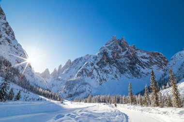 İtalyan dolomites sabah güneşli kış