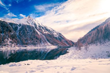 İtalyan Alpleri'nde kış bir göl