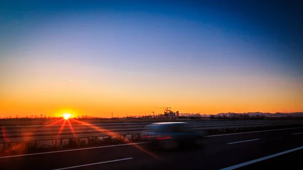 Solnedgång Motorvägen Framför Industri — Stockfoto