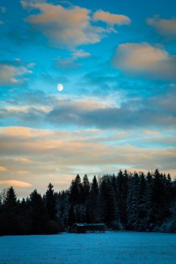 gün batımından sonra İtalyan Alpleri'nde ilk kar yağışı