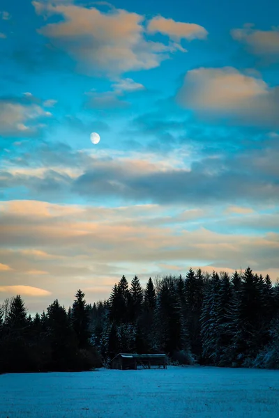 gün batımından sonra İtalyan Alpleri'nde ilk kar yağışı