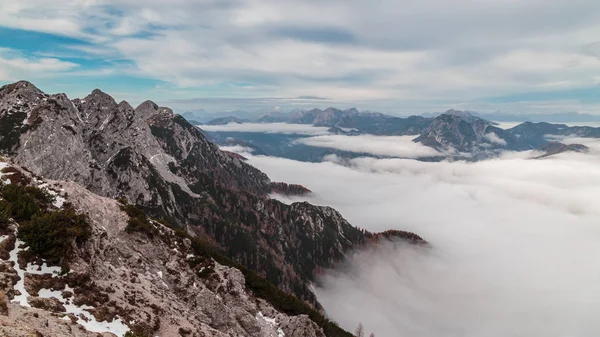 Julian Alpleri 'nin zirvesinin altındaki vadide bulutlar