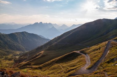 Friuli Venezia-Giulia Alpleri arasında yaz günbatımı