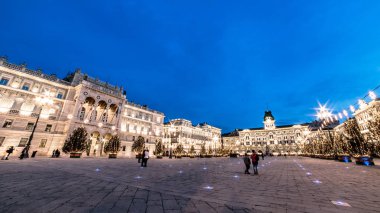 Trieste 'nin güzel meydanı ve Noel ağaçları.