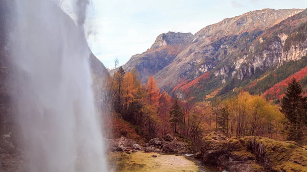 Uma Grande Cachoeira Nos Alpes Italianos — Fotografia de Stock