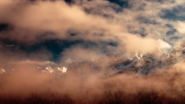 Nubes Que Rodean Los Alpes Italianos Después Nevada —  Fotos de Stock