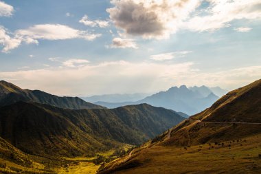 Friuli Venezia-Giulia Alpleri arasında yaz günbatımı