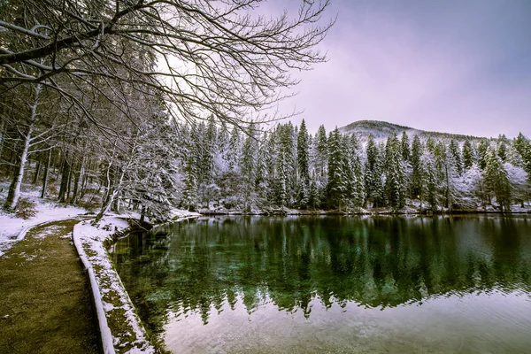 Primera Nieve Del Invierno Lago Los Alpes Italianos —  Fotos de Stock