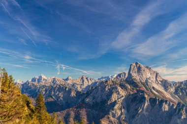 Renkli bir sonbahar döneminde, kırsal alplerde güneşli bir gün.