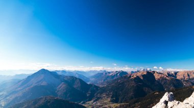 Renkli bir sonbahar döneminde, kırsal alplerde soğuk ama güneşli bir gün.