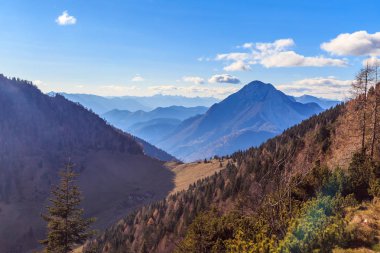 Renkli bir sonbahar döneminde, kırsal alplerde soğuk ama güneşli bir gün.