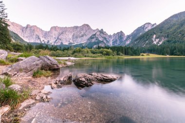 İtalyan Alplerinde, Mangart Dağı 'nın önünde güneş batar.