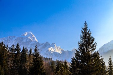 İtalyan Alplerinde Mangart Dağı 'nın önünde gün batımı