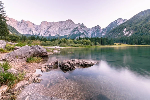 İtalyan Alplerinde, Mangart Dağı 'nın önünde güneş batar.