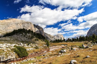 Renkli bir sonbahar döneminde Fanes-Sennes-Braies doğal parkının İtalyan dolomiti 'si