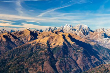Renkli bir sonbahar döneminde, kırsal alplerde güneşli bir gün.