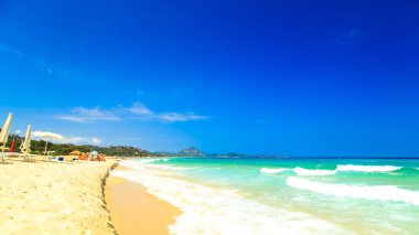 Sıcak bir yaz Sardunya Plajı'nda bir günde