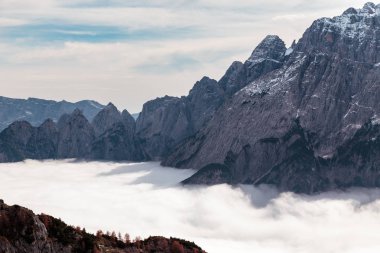 Julian Alpleri 'nin zirvesinin altındaki vadide bulutlar