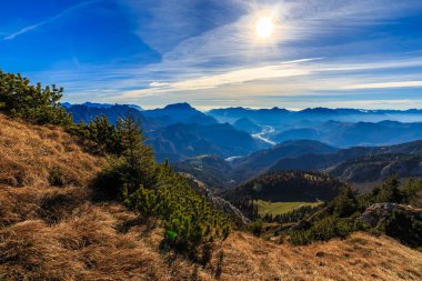 Renkli bir sonbahar döneminde, kırsal alplerde güneşli bir gün.