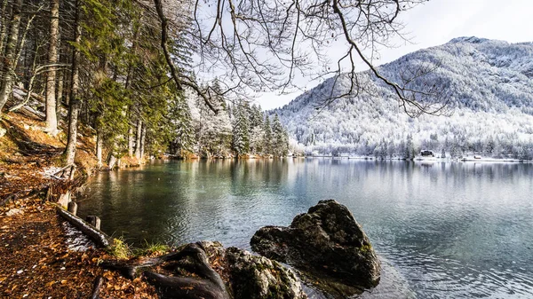 Primera Nieve Del Invierno Lago Los Alpes Italianos —  Fotos de Stock