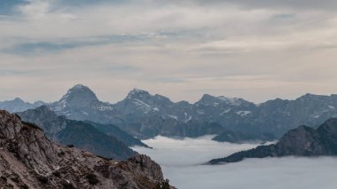Julian Alpleri 'nin zirvesinin altındaki vadide bulutlar