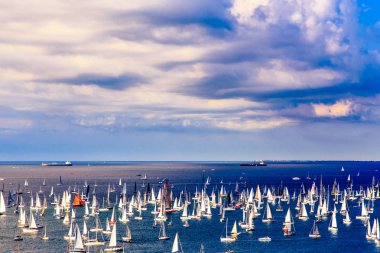 2100 'den fazla teknesi olan dünyanın en büyük yelkenlilerinden biri olan Barcolana.