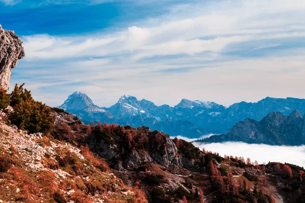 Nuvens Vale Sob Pico Dos Alpes Julianos — Fotografia de Stock