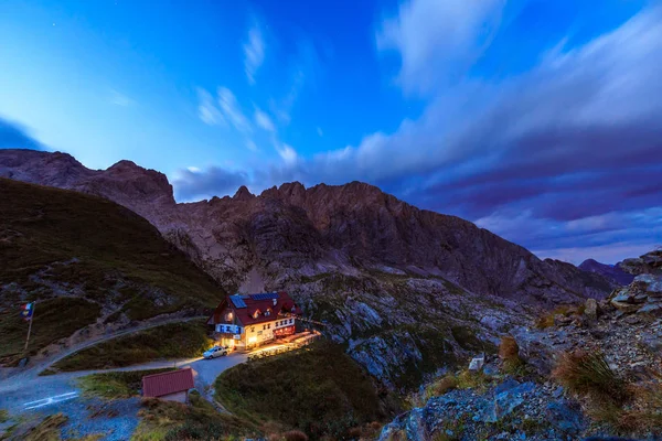 弗留利 朱利亚阿尔卑斯山之间的夏日落山 — 图库照片