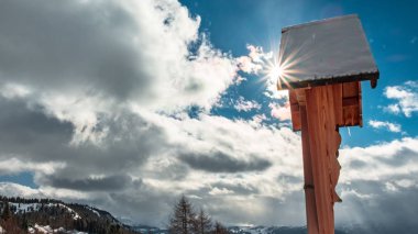 Eski bir İtalyan Alpleri'nde dağın tepesinde kış sezonunda İsa çarmıha
