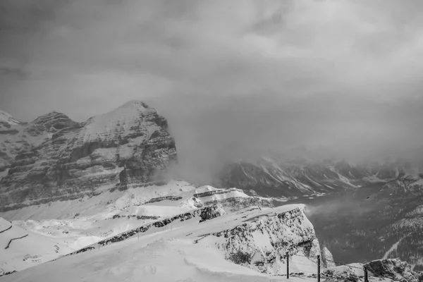 Nuages Enneigés Dans Les Alpes Italiennes — Photo