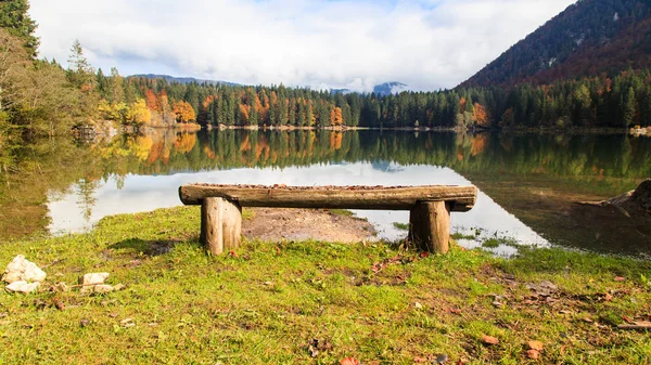 Zonsopgang Bij Het Meer Tijdens Een Kleurrijke Herfst — Stockfoto