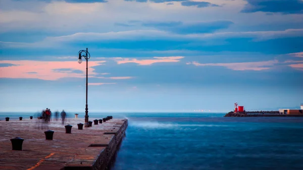 Una Giornata Fredda Ventosa Nel Porto Trieste — Foto Stock