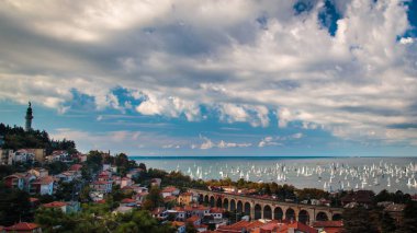 2100 'den fazla teknesi olan dünyanın en büyük yelkenlilerinden biri olan Barcolana.