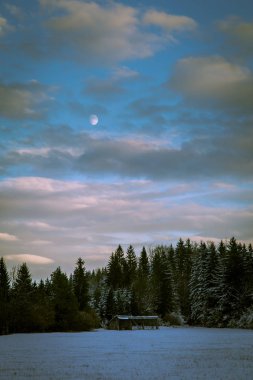 gün batımından sonra İtalyan Alpleri'nde ilk kar yağışı