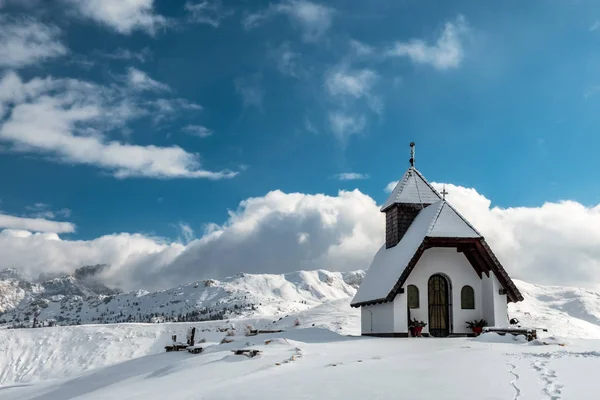 イタリア語で山の上にある古い教会は冬の季節にアルプス — ストック写真