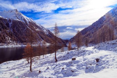İtalyan Alpleri'nde Neves Gölü