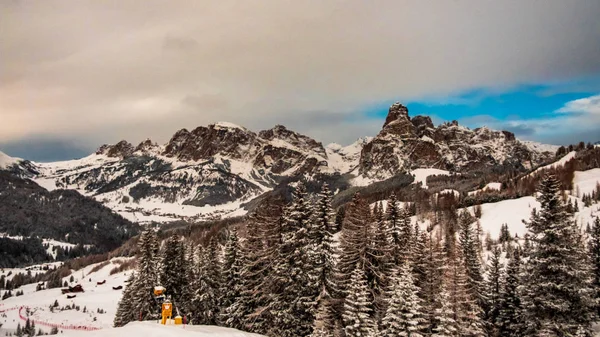 Italienische Dolomiten bereit für die Wintersaison — Stockfoto