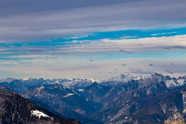 Journée d'hiver dans les Alpes du Frioul-Vénétie-Julienne — Photo
