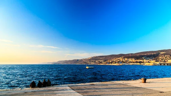 Colorido atardecer frente a la ciudad de Trieste — Foto de Stock