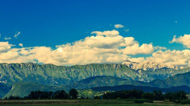 Mount Canin ve fırtına sonrası Prealpi Carniche. Udine, Cum