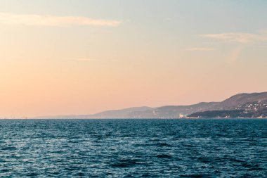 Trieste şehir önünde renkli günbatımı