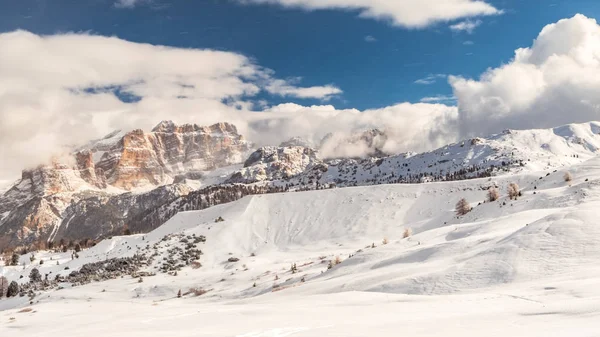 Italské Dolomity připraveni na zimní sezónu — Stock fotografie