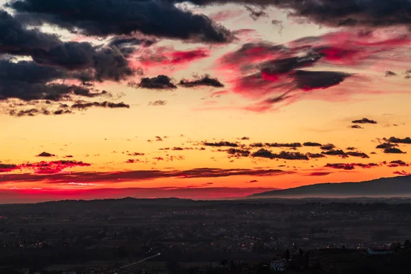 Colorido atardecer en los viñedos italianos —  Fotos de Stock