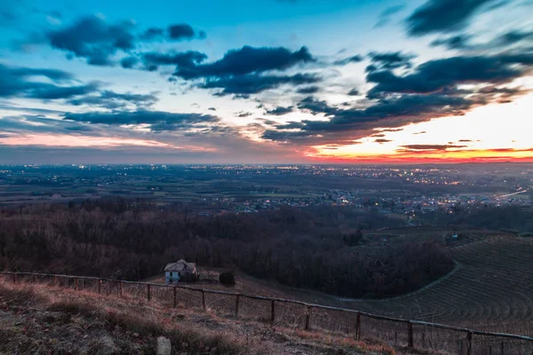 Pôr-do-sol colorido nas vinhas italianas — Fotografia de Stock