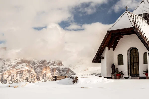 Petite chapelle au sommet de la montagne — Photo