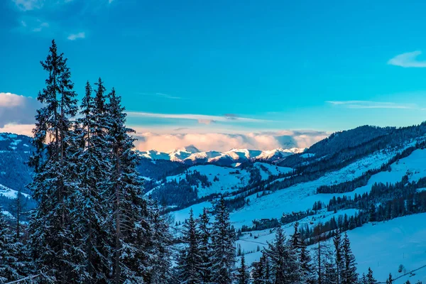 ฤดูหนาวพระอาทิตย์ตกในเทือกเขาแอลป์อิตาลี — ภาพถ่ายสต็อก