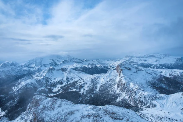 Dolomites italiennes prêtes pour la saison hivernale — Photo