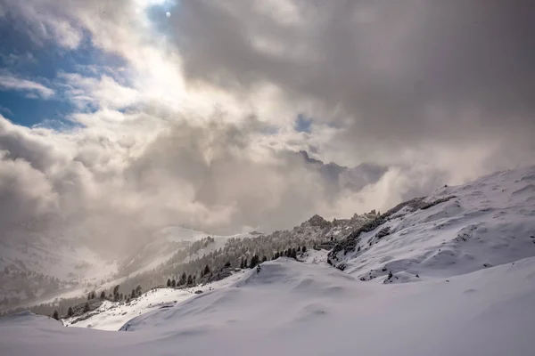 在一个下雪的冬天, 意大利白云岩中的风暴云 — 图库照片