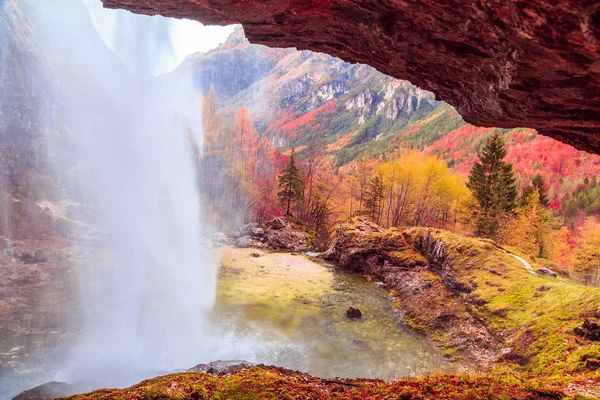 Cachoeira em um dia de outono nos alpes italianos — Fotografia de Stock